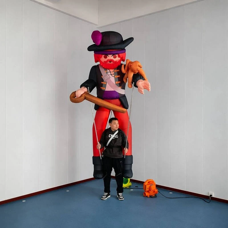 Home pirata inflable que porta titella de la desfilada